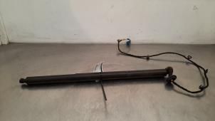 Begagnade Gasfjäder, höger bak Mercedes GLB AMG (247.6) 2.0 35 AMG Turbo 16V 4-Matic Pris € 133,10 Inklusive moms erbjuds av Autohandel Didier