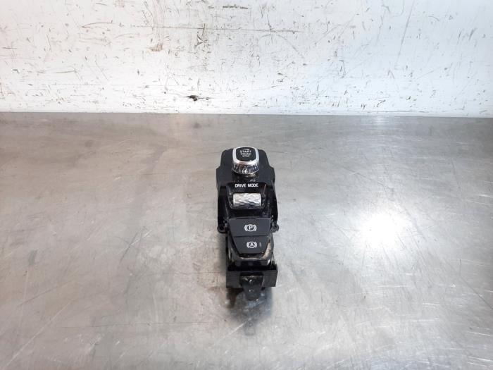 Brytare, parkeringsbroms från en Volvo XC60 II (UZ) 2.0 D4 16V 2019