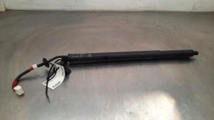 Używane Amortyzator gazowy lewy tyl Renault Austral 1.2 E-Tech Hybrid 200 Cena € 199,65 Z VAT oferowane przez Autohandel Didier