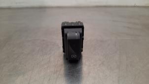 Begagnade ASR-brytare Renault Captur (2R) 1.2 TCE 16V EDC Pris € 18,15 Inklusive moms erbjuds av Autohandel Didier