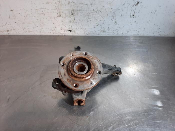 Spindel, vänster fram från en Peugeot 2008 (UD/UK/UR/US/UX) 1.5 BlueHDi 110 2022