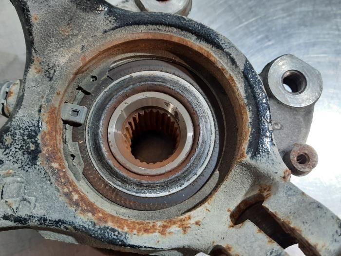 Spindel, vänster fram från en Peugeot 2008 (UD/UK/UR/US/UX) 1.5 BlueHDi 110 2022