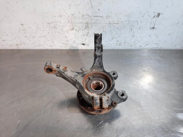 Spindel, vänster fram från en Peugeot 2008 (UD/UK/UR/US/UX) 1.5 BlueHDi 110 2022