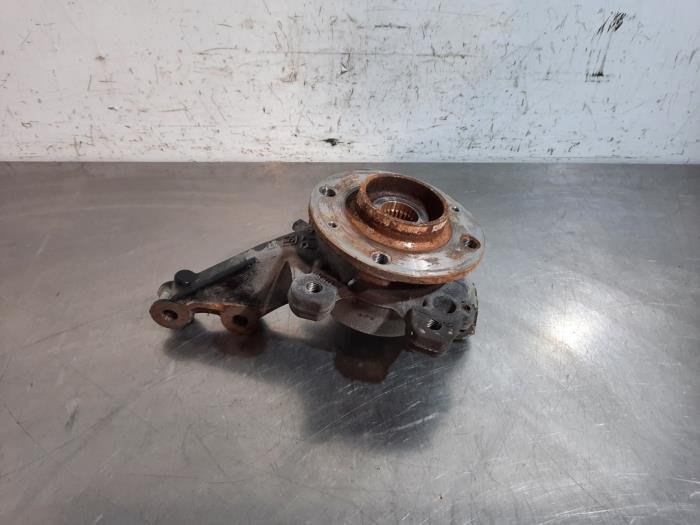 Spindel, vänster fram från en Peugeot 2008 (UD/UK/UR/US/UX) 1.5 BlueHDi 110 2022