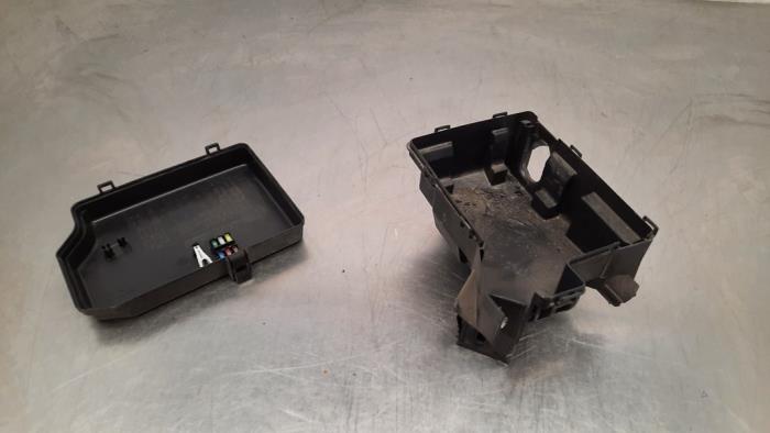 Säkringsbox från en Suzuki SX4 S-Cross (JY) 1.4 Booster Jet Turbo 16V AllGrip 2019