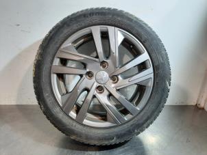 Używane Obrecz + Opona zimowa Peugeot 208 II (UB/UH/UP) 1.2 Vti 12V PureTech 100 Cena € 163,35 Z VAT oferowane przez Autohandel Didier