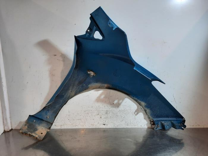 Framskärm, vänster från en Mazda 2 (DE) 1.3 16V MZR 2011