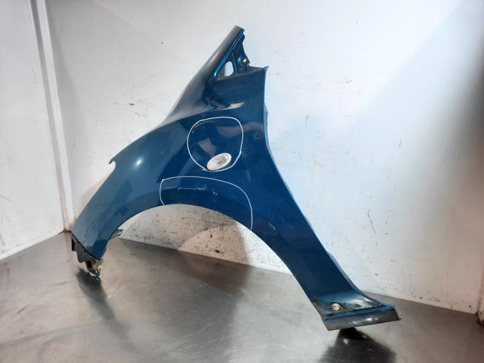 Framskärm, vänster från en Mazda 2 (DE) 1.3 16V MZR 2011