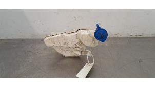 Używane Zbiornik spryskiwacza przód Toyota Aygo (B40) 1.0 12V VVT-i Cena € 54,45 Z VAT oferowane przez Autohandel Didier