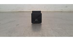 Begagnade USB-kontakt BMW 2 serie Gran Coupe (F44) 218d 2.0 16V Pris € 24,20 Inklusive moms erbjuds av Autohandel Didier