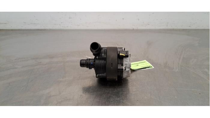 Extra vattenpump från en Opel Astra L (F3/FB/FM/FP) Electric 54 kWh 2022