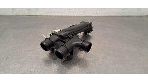 Używane Rura chlodnicy miedzystopniowej Peugeot 308 (L3/L8/LB/LH/LP) 1.6 BlueHDi 120 Cena € 30,25 Z VAT oferowane przez Autohandel Didier