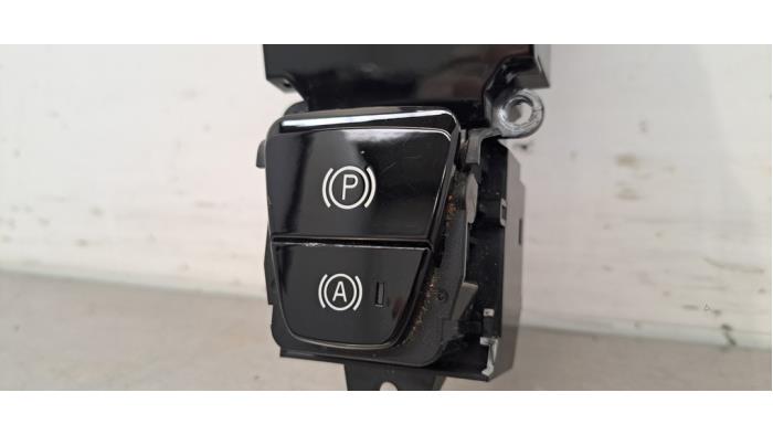 Brytare, parkeringsbroms från en Volvo V60 II (ZW) 2.0 D3 16V 2018