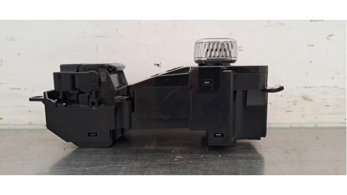 Brytare, parkeringsbroms från en Volvo V60 II (ZW) 2.0 D3 16V 2018