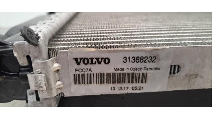 Kylare från en Volvo XC60 II (UZ) 2.0 T5 16V AWD 2018