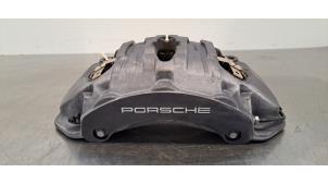 Begagnade Främre bromsok, höger Porsche Taycan Sport Turismo (Y1C) 79 kWh Pris på förfrågan erbjuds av Autohandel Didier