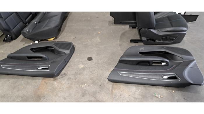 Bekleding Set (compleet) van een Renault Arkana (RJLL) 1.6 E-Tech 145 16V 2024