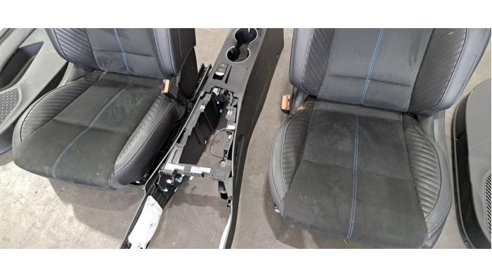 Bekleding Set (compleet) van een Renault Arkana (RJLL) 1.6 E-Tech 145 16V 2024