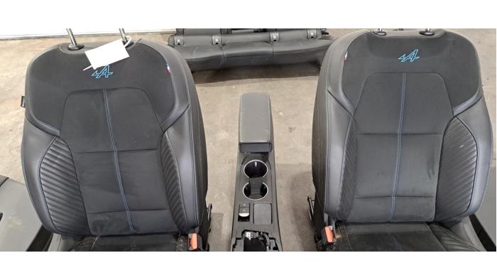 Bekleding Set (compleet) van een Renault Arkana (RJLL) 1.6 E-Tech 145 16V 2024