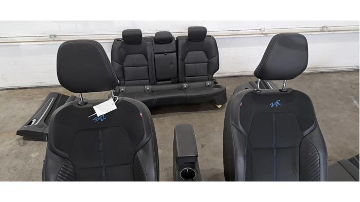 Bekleding Set (compleet) van een Renault Arkana (RJLL) 1.6 E-Tech 145 16V 2024