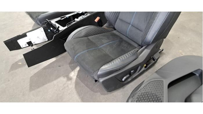 Bekleding Set (compleet) van een Renault Arkana (RJLL) 1.6 E-Tech 145 16V 2024