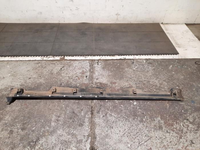 Zijskirt links van een Land Rover Discovery Sport (LC) 2.0 TD4 150 16V 2018