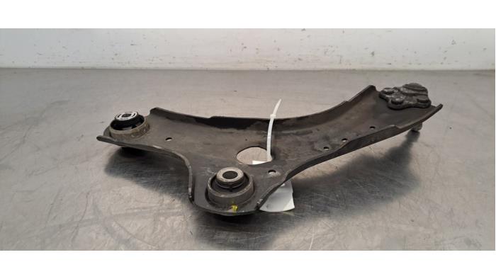 Draagarm rechts-voor van een Renault Arkana (RJLL) 1.6 E-Tech 145 16V 2024