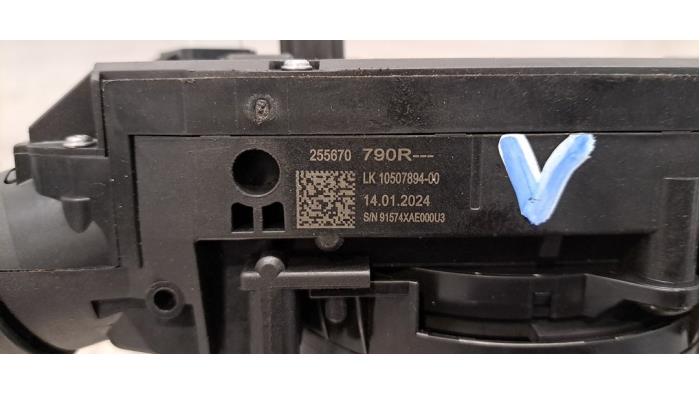 Combischakelaar Stuurkolom van een Renault Arkana (RJLL) 1.6 E-Tech 145 16V 2024