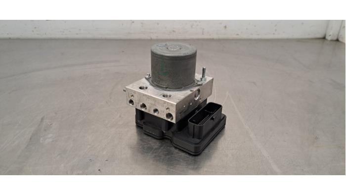 ABS Pomp van een Renault Arkana (RJLL) 1.6 E-Tech 145 16V 2024