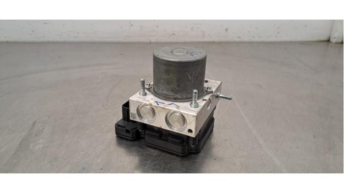 ABS Pomp van een Renault Arkana (RJLL) 1.6 E-Tech 145 16V 2024