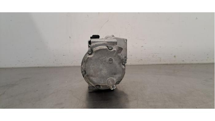 Aircopomp van een Renault Arkana (RJLL) 1.6 E-Tech 145 16V 2024