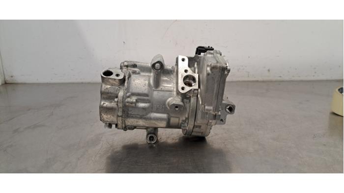 Aircopomp van een Renault Arkana (RJLL) 1.6 E-Tech 145 16V 2024