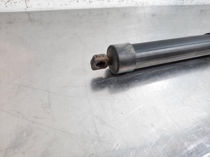 Gasdemper links-achter van een Land Rover Discovery Sport (LC) 2.0 TD4 150 16V 2018