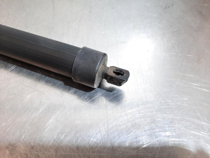 Gasdemper rechts-achter van een Land Rover Discovery Sport (LC) 2.0 TD4 150 16V 2018