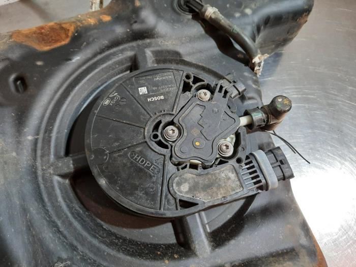 Adblue tank van een Land Rover Discovery Sport (LC) 2.0 TD4 150 16V 2018