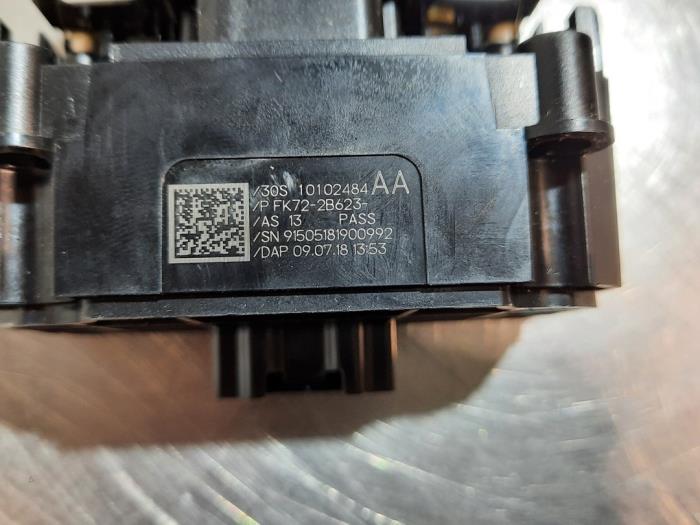 Przelacznik hamulca postojowego z Land Rover Discovery Sport (LC) 2.0 TD4 150 16V 2018