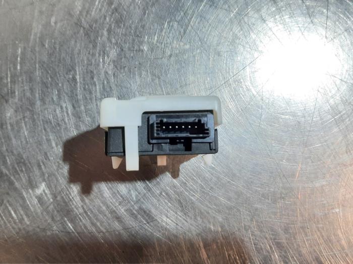 Däcktrycksmodul från en Land Rover Discovery Sport (LC) 2.0 TD4 150 16V 2018