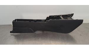 Używane Konsole srodkowe Toyota Yaris IV (P21/PA1/PH1) 1.5 12V Hybrid 115 Cena € 66,55 Z VAT oferowane przez Autohandel Didier