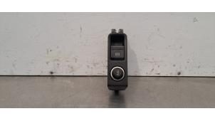 Gebruikte Handrem schakelaar Audi A3 Sportback (8YA) 2.0 35 TDI 16V Prijs € 30,25 Inclusief btw aangeboden door Autohandel Didier