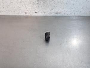 Gebruikte Elektrisch Raam Schakelaar DS Automobiles DS 3/Crossback (UC/UJ/UR) 1.5 Blue HDi 100 16V Prijs € 30,25 Inclusief btw aangeboden door Autohandel Didier