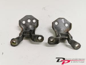 Używane Zawias drzwi lewych przednich Mazda MX-5 (NB18/35/8C) 1.8i 16V SV-T Cena € 21,60 Procedura marży oferowane przez DP Auto-onderdelen & Demontage