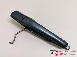 Używane Uchwyt drzwi prawych tylnych wersja 4-drzwiowa Mitsubishi Outlander (CU) 2.4 16V 4x4 Cena € 10,80 Procedura marży oferowane przez DP Auto-onderdelen & Demontage