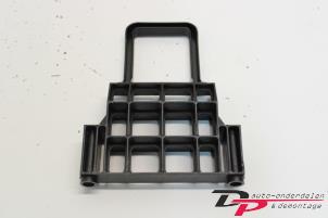 Begagnade Batterilåda Mercedes A (W169) 2.0 A-180 CDI 16V 5-Drs. Pris € 6,80 Marginaltabell erbjuds av DP Auto-onderdelen & Demontage