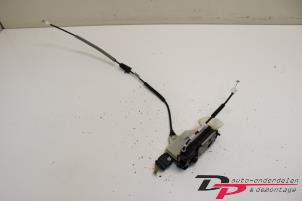 Gebruikte Deurslot Mechaniek 2Deurs links Peugeot 208 I (CA/CC/CK/CL) 1.2 Vti 12V PureTech 82 Prijs € 16,15 Margeregeling aangeboden door DP Auto-onderdelen & Demontage