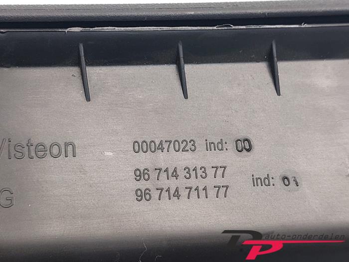 Handskfack från en Citroën C4 Berline (NC) 1.4 16V VTi 2012