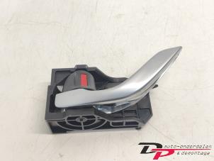 Gebruikte Deurgreep 4Deurs links-voor Mazda CX-5 I (KE,GH) 2.2 Skyactiv D 175 16V 4WD Prijs € 12,00 Margeregeling aangeboden door DP Auto-onderdelen & Demontage