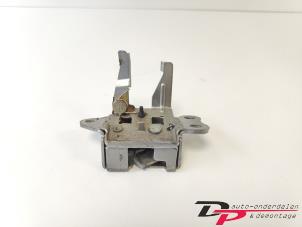 Begagnade Låsmekanism, baklucka Toyota Yaris (P1) 1.0 16V VVT-i Pris € 9,00 Marginaltabell erbjuds av DP Auto-onderdelen & Demontage