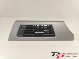 Używane Kratka wentylacyjna deski rozdzielczej BMW 3 serie (E90) 318i 16V Cena € 10,00 Procedura marży oferowane przez DP Auto-onderdelen & Demontage