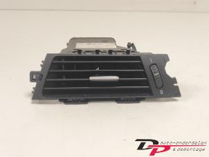 Używane Kratka wentylacyjna deski rozdzielczej BMW 3 serie (E90) 318i 16V Cena € 10,00 Procedura marży oferowane przez DP Auto-onderdelen & Demontage