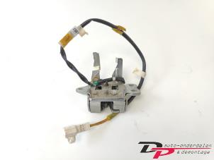 Begagnade Låsmekanism, baklucka Toyota Yaris (P1) 1.3 16V VVT-i Pris € 9,00 Marginaltabell erbjuds av DP Auto-onderdelen & Demontage